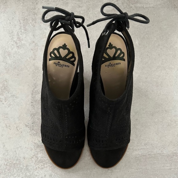 Fergalicious Women's Vorge Peep Toe Tie Back Laser Cut Bootie, Black 8 - Picture 9 of 10